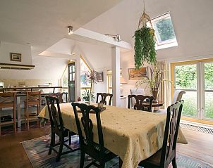 Eetkamer met uitzicht op de tuin in Huisje in Een, vakantiehuis in Noord Drenthe, perfect voor gezellige diners.
