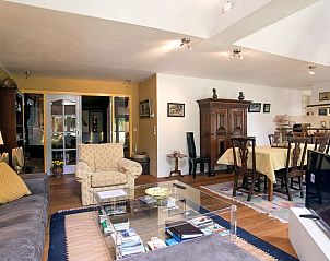 Open woonkamer en keuken in Huisje in Een, vakantiehuis in Noord Drenthe, ideaal voor sociale bijeenkomsten.