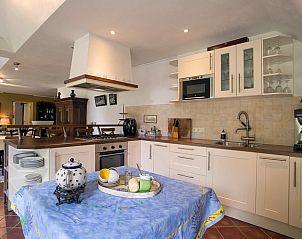 Eetruimte in Huisje in Een, vakantiehuis in Noord Drenthe, met grote tafel en veel natuurlijk licht.