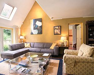 Ingang van Huisje in Een, vakantiehuis in Noord Drenthe, met glazen deuren en warme uitnodigende sfeer.