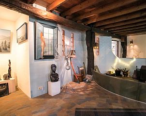 Sfeervolle eetruimte in Huisje in Een, vakantiehuis in Noord Drenthe, met houten balken en gezellige verlichting.