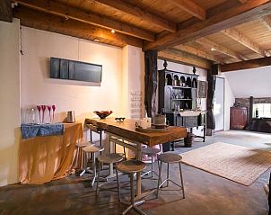 Grote zithoek met open haard in Huisje in Een, vakantiehuis in Noord Drenthe, ideaal voor ontspanning.