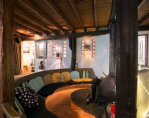 Ruime woonkamer in Huisje in Een, vakantiehuis in Noord Drenthe, met comfortabele banken en gezellige sfeer.