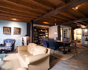 Piano en zithoek in Huisje in Een, vakantiehuis in Noord Drenthe, voor muzikale avonden en ontspanning.