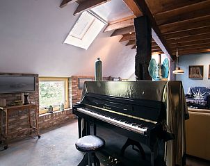 Gezellige woonkamer in Huisje in Een, vakantiehuis in Noord Drenthe, met houten plafond en comfortabele meubels.