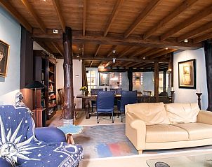 Detail van kunstwerken in Huisje in Een, vakantiehuis in Noord Drenthe, met unieke schilderijen aan de muur.