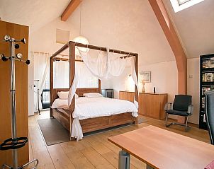 Sfeervolle slaapkamer in Vakantiehuis in Een, Noord Drenthe. Comfortabele bedden voor een goede nachtrust.