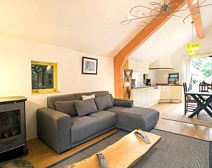 Ruime woonkamer in Vakantiehuis in Een, Noord Drenthe, met moderne keuken en comfortabele zithoek.