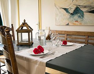 Stijlvolle eetkamertafel in Vakantiehuis in Een, Noord Drenthe, gedekt voor een romantisch diner in Drenthe.