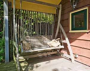 Schommelbank op het terras van Vakantiehuis in Een, Noord Drenthe, ideaal voor ontspanning in de natuur.