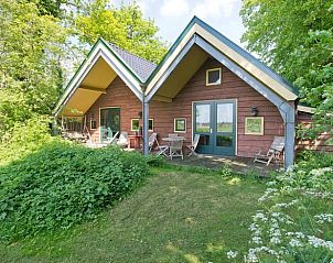 Buitenzijde van Vakantiehuis in Een, Noord Drenthe, omgeven door groene tuinen en rustige omgeving.