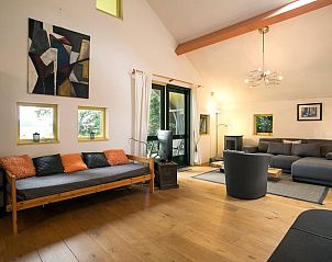 Stijlvolle woonkamer in Vakantiehuis in Een, Noord Drenthe, met ruime zithoek en moderne inrichting.