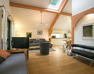 Open leefruimte in Vakantiehuis in Een, Noord Drenthe, met toegang tot de keuken en comfortabele zitplekken.