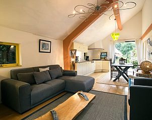 Modern ingerichte woonkamer in Vakantiehuis in Een, Noord Drenthe, met gezellige sfeer en veel lichtinval.