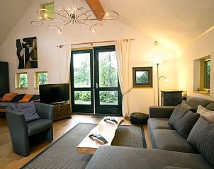 Gezellige zithoek in Vakantiehuis in Een, Noord Drenthe, met grote ramen en uitzicht op de natuur.