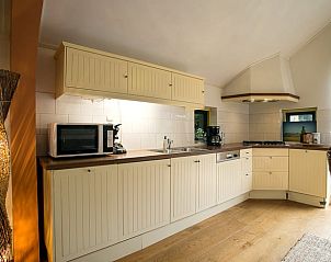 Volledig uitgeruste keuken in Vakantiehuis in Een, Noord Drenthe, met moderne apparatuur en veel werkruimte.