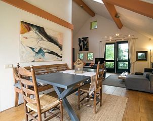 Gezellige eetruimte in Vakantiehuis in Een, Noord Drenthe, met kunstzinnige details en veel daglicht.