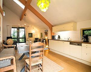 Lichte keuken in Vakantiehuis in Een, Noord Drenthe, met moderne apparatuur en houten vloer.