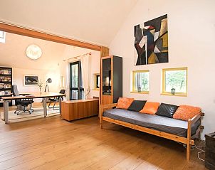 Ruime werkruimte in Vakantiehuis in Een, Noord Drenthe, ideaal voor thuiswerken met uitzicht op de tuin.