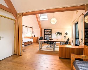 Slaapkamer in Vakantiehuis in Een, Noord Drenthe, met comfortabel hemelbed en rustgevende inrichting.