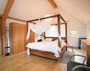 Stijlvolle werkplek in Vakantiehuis in Een, Noord Drenthe, met uitzicht op de groene omgeving.