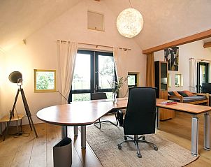 Charmante buitenkant van Vakantiehuis in Een, Noord Drenthe, omgeven door bloeiende tuinen.