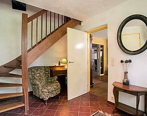 Rustieke trap en knusse leeshoek in Vakantiehuisje in Een, Noord Drenthe, ideaal voor ontspanning.