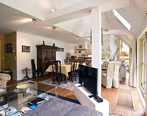 Open woonkamer en eetruimte in Vakantiehuisje in Een, Noord Drenthe, met gezellige inrichting.