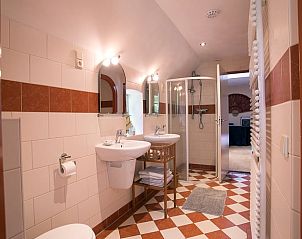 Moderne badkamer in Vakantiehuisje in Een, Noord Drenthe, met dubbele wastafel en ruime douche.