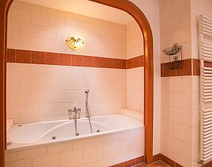 Comfortabele badkamer in Vakantiehuisje in Een, Noord Drenthe, met luxe ligbad en sfeervolle verlichting.