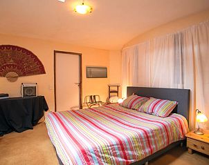 Slaapkamer in Vakantiehuisje in Een, Noord Drenthe, met comfortabel tweepersoonsbed en zachte verlichting.