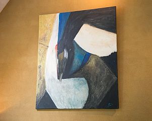 Abstract schilderij in Vakantiehuisje in Een, Noord Drenthe, voegt artistieke flair toe aan de woonkamer.