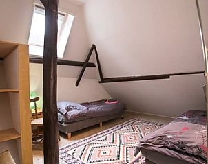 Slaapkamer met twee eenpersoonsbedden in Vakantiehuisje in Een, Noord Drenthe, perfect voor kinderen.