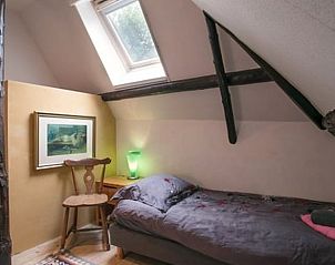 Sfeervolle slaapkamer in Vakantiehuisje in Een, Noord Drenthe, met natuurlijk licht en rustieke details.