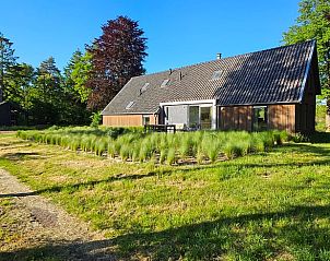Zijaanzicht van Huisje in Een, een vakantiehuis in Noord Drenthe met een ruime tuin.