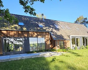 Terras van Huisje in Een, een vakantiehuis in Noord Drenthe, met grote glazen deuren.