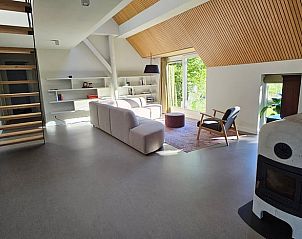 Moderne woonkamer in Huisje in Een, een vakantiehuis in Noord Drenthe, met veel lichtinval.