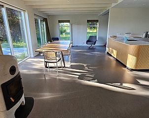 Eetkamer en keuken in Huisje in Een, een vakantiehuis in Noord Drenthe, met uitzicht op de tuin.