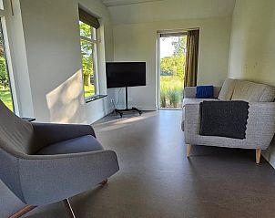 Zithoek in Huisje in Een, een vakantiehuis in Noord Drenthe, met comfortabele stoelen en een tv.