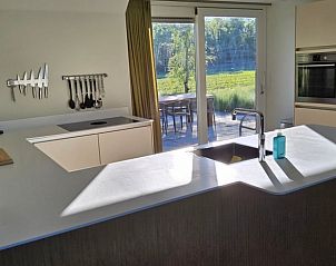 Moderne keuken in Huisje in Een, een vakantiehuis in Noord Drenthe, met uitzicht op het terras.