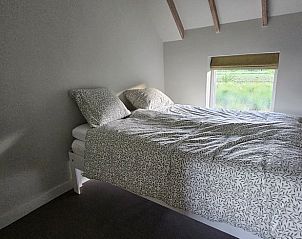 Gezellige slaapkamer in Huisje in Een, een vakantiehuis in Noord Drenthe, met een tweepersoonsbed.