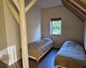 Slaapkamer met twee eenpersoonsbedden in Huisje in Een, een vakantiehuis in Noord Drenthe.