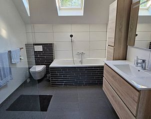 Stijlvolle badkamer in Huisje in Een, een vakantiehuis in Noord Drenthe, met bad en douche.