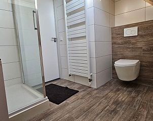 Moderne badkamer in Huisje in Een, een vakantiehuis in Noord Drenthe, met inloopdouche.