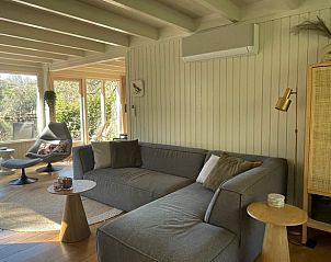 Gezellige woonkamer van Huisje in Een, Noord Drenthe met uitzicht op de natuur.