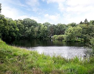 Prachtig meer omgeven door groen bij Huisje in Een, Noord Drenthe.