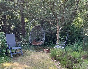 Rustige zithoek in de tuin van Huisje in Een, Noord Drenthe vakantieverblijf.