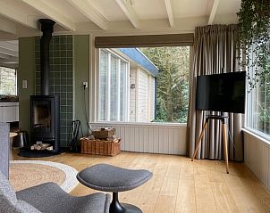 Woonkamer met houtkachel in Huisje in Een, vakantiehuis in Drenthe.