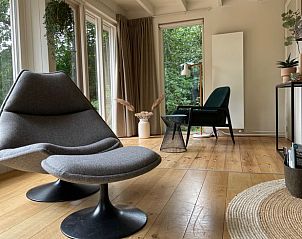 Stijlvolle binnenruimte van Huisje in Een, Noord Drenthe met comfortabele stoelen.