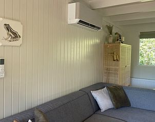 Sfeervolle woonkamer van Huisje in Een, Noord Drenthe met airconditioning.